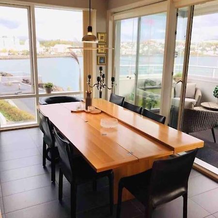 Stylish And Relaxing Two Bedroom Appartment, View Over Harbour ハフナルフィヨルズゥル エクステリア 写真