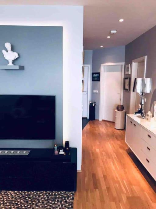 Stylish And Relaxing Two Bedroom Appartment, View Over Harbour ハフナルフィヨルズゥル エクステリア 写真