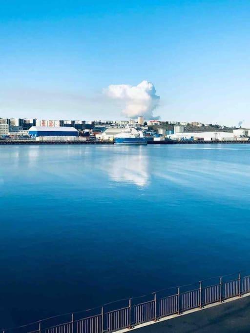 Stylish And Relaxing Two Bedroom Appartment, View Over Harbour ハフナルフィヨルズゥル エクステリア 写真