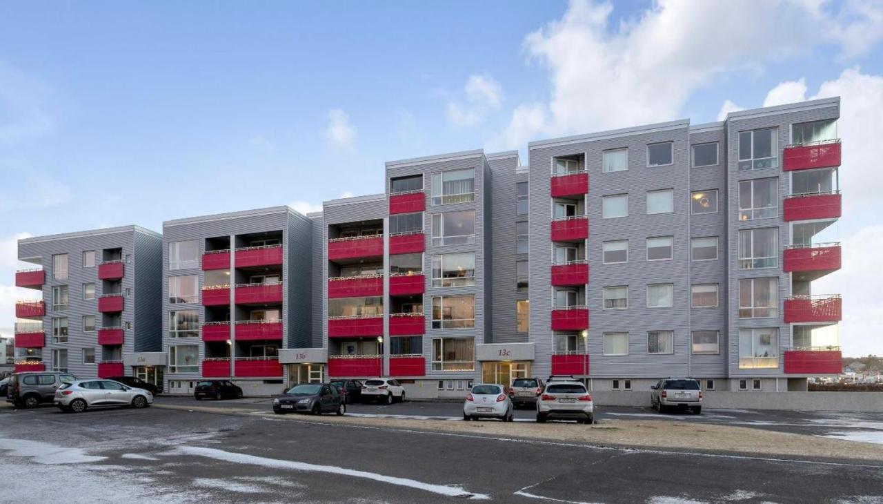 Stylish And Relaxing Two Bedroom Appartment, View Over Harbour ハフナルフィヨルズゥル エクステリア 写真