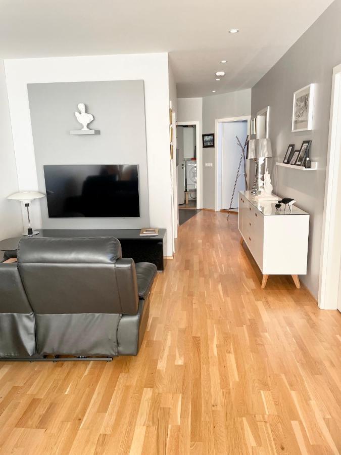 Stylish And Relaxing Two Bedroom Appartment, View Over Harbour ハフナルフィヨルズゥル エクステリア 写真