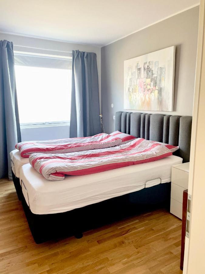 Stylish And Relaxing Two Bedroom Appartment, View Over Harbour ハフナルフィヨルズゥル エクステリア 写真