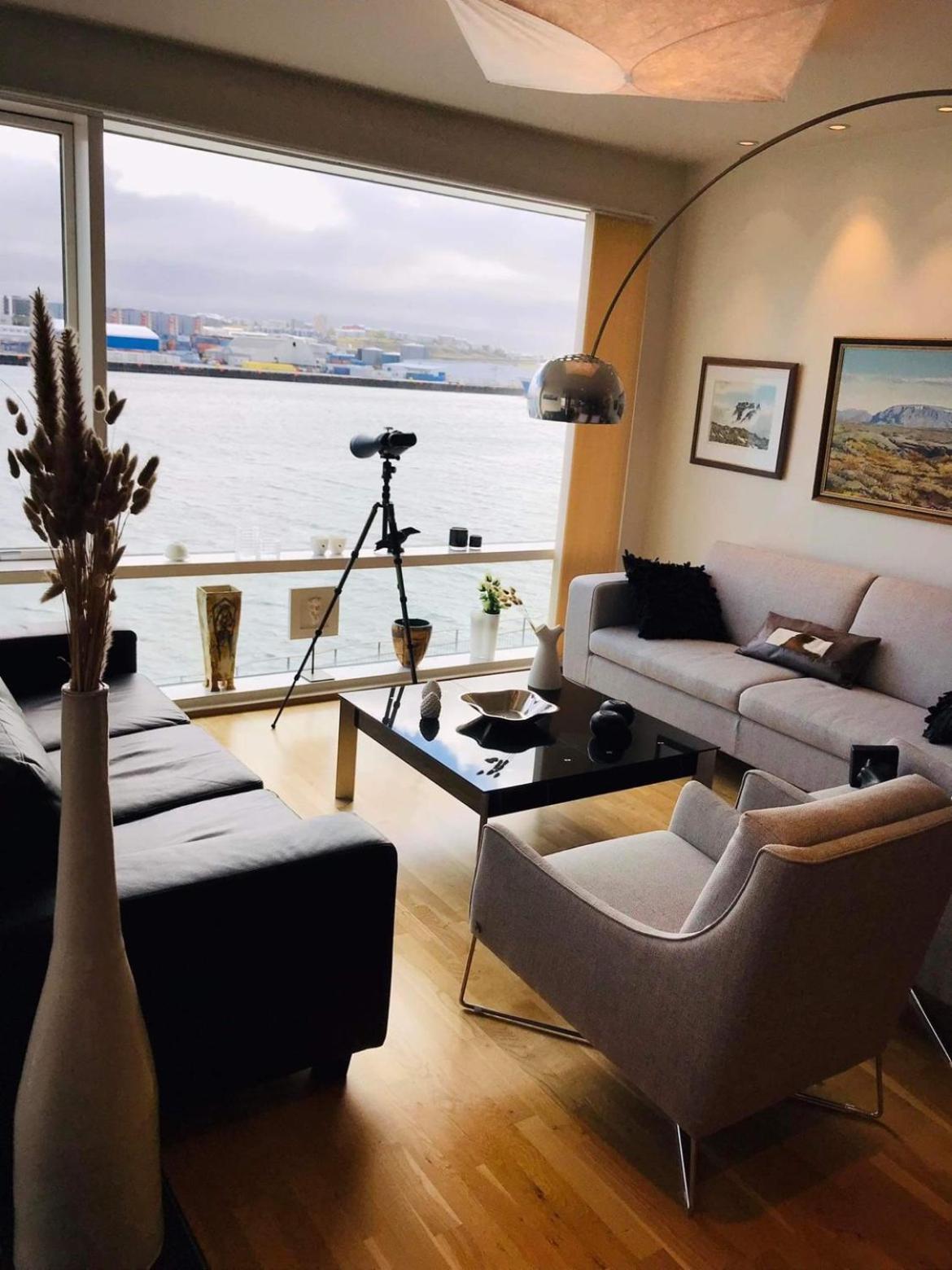 Stylish And Relaxing Two Bedroom Appartment, View Over Harbour ハフナルフィヨルズゥル エクステリア 写真